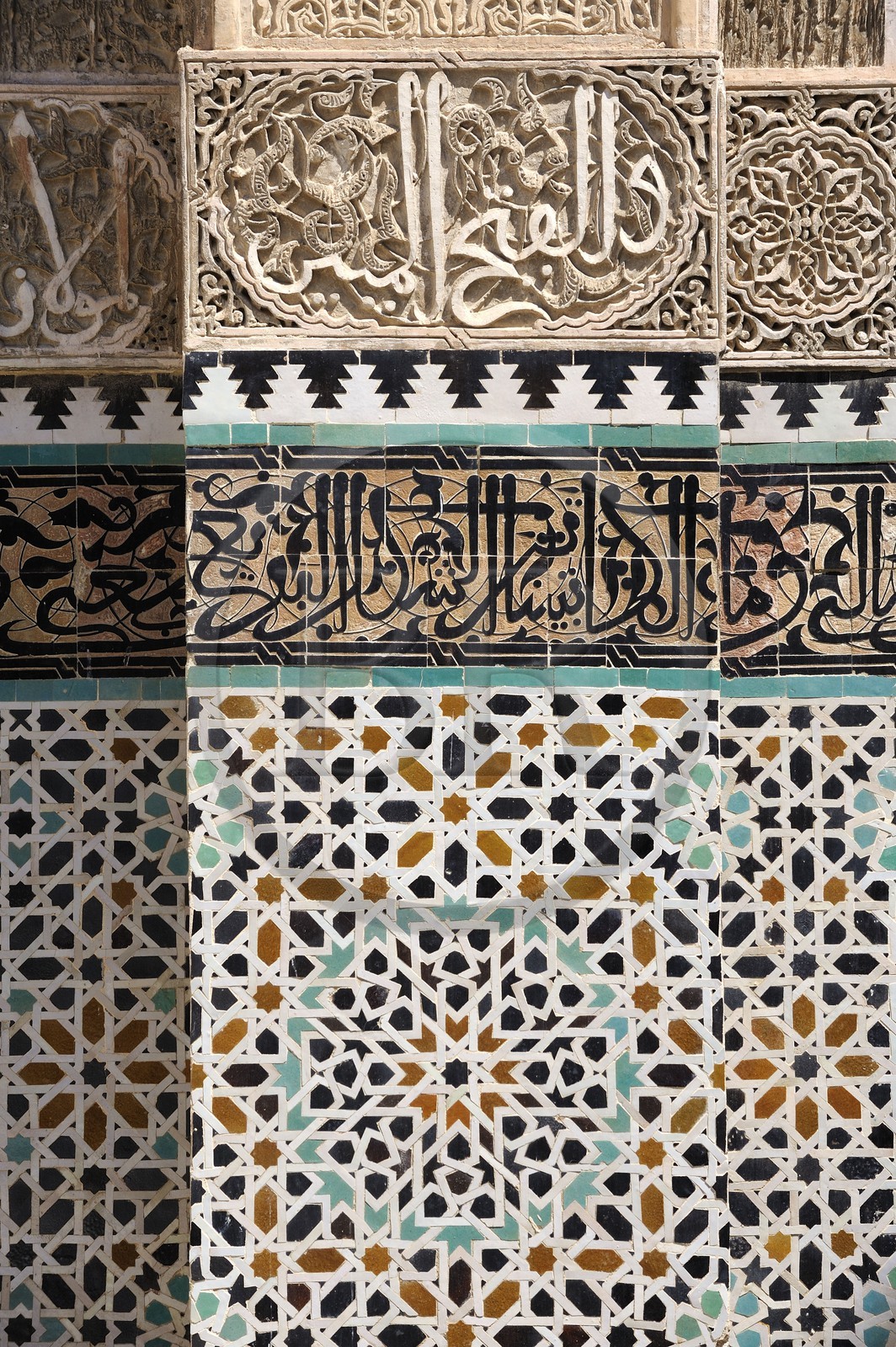 Maroc, Moyen Atlas, Fès, ville impériale, médina classée Patrimoine Mondial de l'UNESCO, Fès el Bali, la médersa Bouananiya ou Bou-Inania, façade de plâtre finement ciselé et zelliges