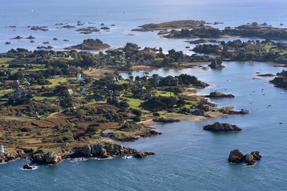 France, Côtes-d'Armor (22), Ile de Bréhat, Kérarguillis sur la partie nord de l'archipel à gauche (vue aérienne)