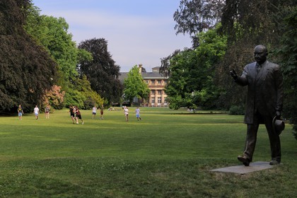 France, Bas-Rhin (67), Strasbourg, parc de l'Orangerie, statue de l'ancien maire de la ville Pierre Pflimlin