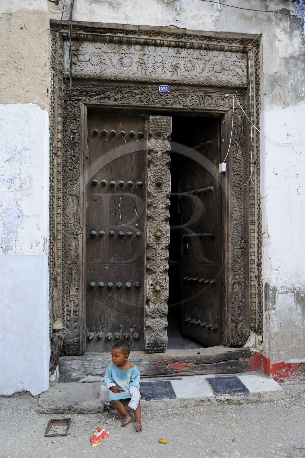 Tanzanie, archipel de Zanzibar, île de Unguja (Zanzibar), ville de Zanzibar, quartier Stone Town, classé Patrimoine Mondial de l' UNESCO, une porte de type arabe de la vieille ville dans le quartier de Shangani