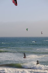 Etats-Unis, Californie, kitesurf sur une plage en bordure de la Highway n°1 au sud de San Fransisco