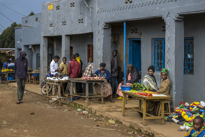 Rwanda, Province de l’Ouest, Gisakura, commerces et étals dans les rues du village