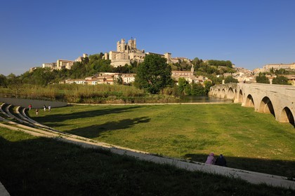 France, Herault, Beziers, Saint Nazaire cathedral and the Pont-Vieux on the Orb River