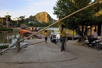 Vietnam, province de Ninh Binh, village insulaire de Kenh Ga, le seul pont d'accès au village