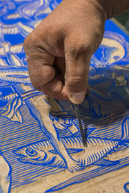 France, Hérault (34), Sète, Atelier DPJ, éditeur et imprimeur d'art, xylogravure, impression de bois gravé sur presse typographique, gouge utilisée pour graver