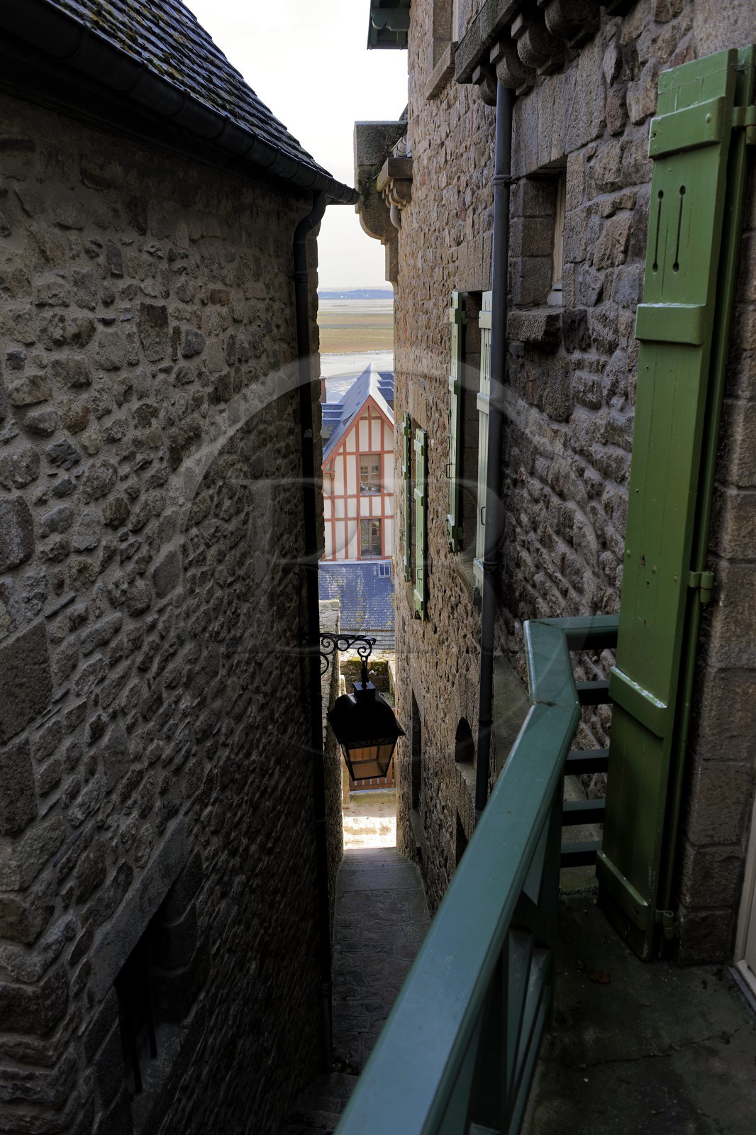 France, Manche (50), Mont-Saint-Michel, classé Patrimoine Mondial de l'UNESCO, étroit passage jouxtant l'ancienne maison de la Mère Poulard