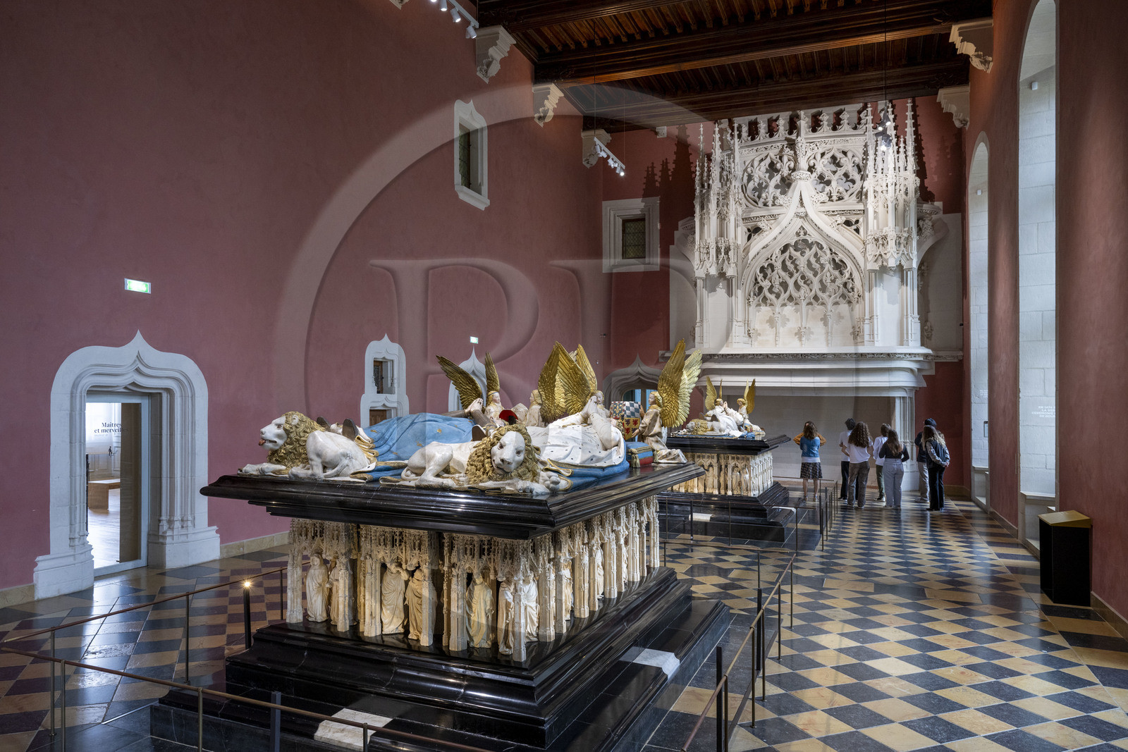 France, Côte-d'Or (21), Dijon, zone classée Patrimoine Mondial de l'UNESCO, Musée des Beaux-Arts dans l'ancien palais des ducs de Bourgogne, salle des tombeaux, la grande salle du palais contient les cénotaphes de Philippe le Hardi et de Jean sans Peur, au premier plan le tombeau de Jean sans Peur avec son épouse Marguerite de Bavière et le cortège des pleurants sculptés par Jean de la Huerta sous les gisants