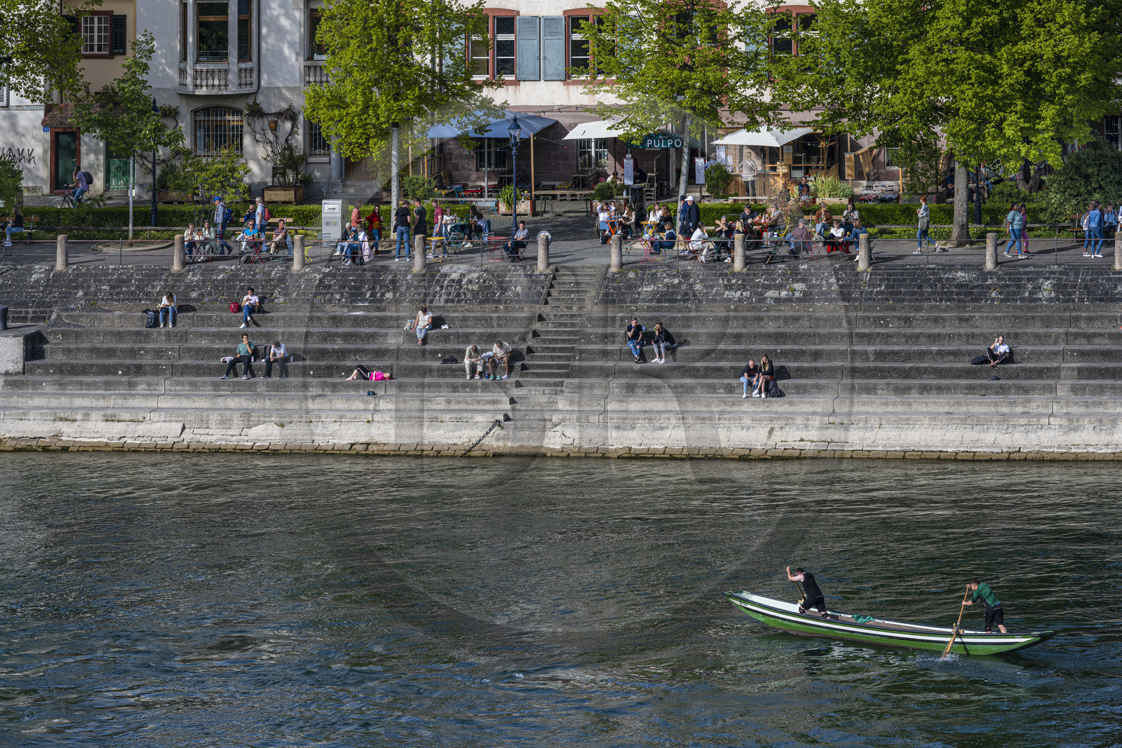 Suisse, Bâle, quartier du Petit Bâle sur la rive droite du Rhin, grande barque à fond plat appelée weidling, c'est aussi un sport