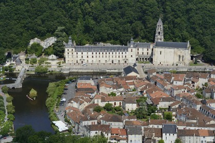 France, Dordogne (24), Brantôme, pont Coudé sur la Dronne et l'abbaye bénédictine Saint-Pierre de Brantôme (vue aérienne)