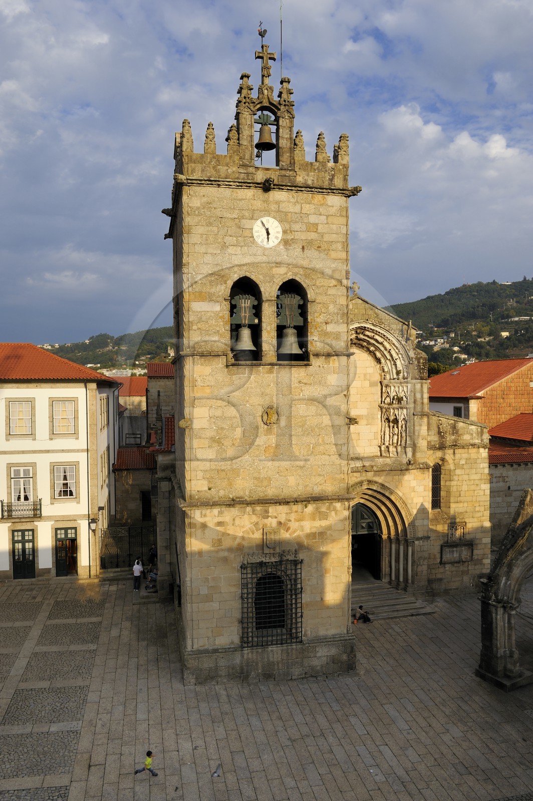 Portugal, région du Minho, Guimaraes, ville classée Patrimoine Mondial de l' UNESCO, Eglise conventuelle de Nossa Senhora Da Oliveira sur la place Largo da Oliveira