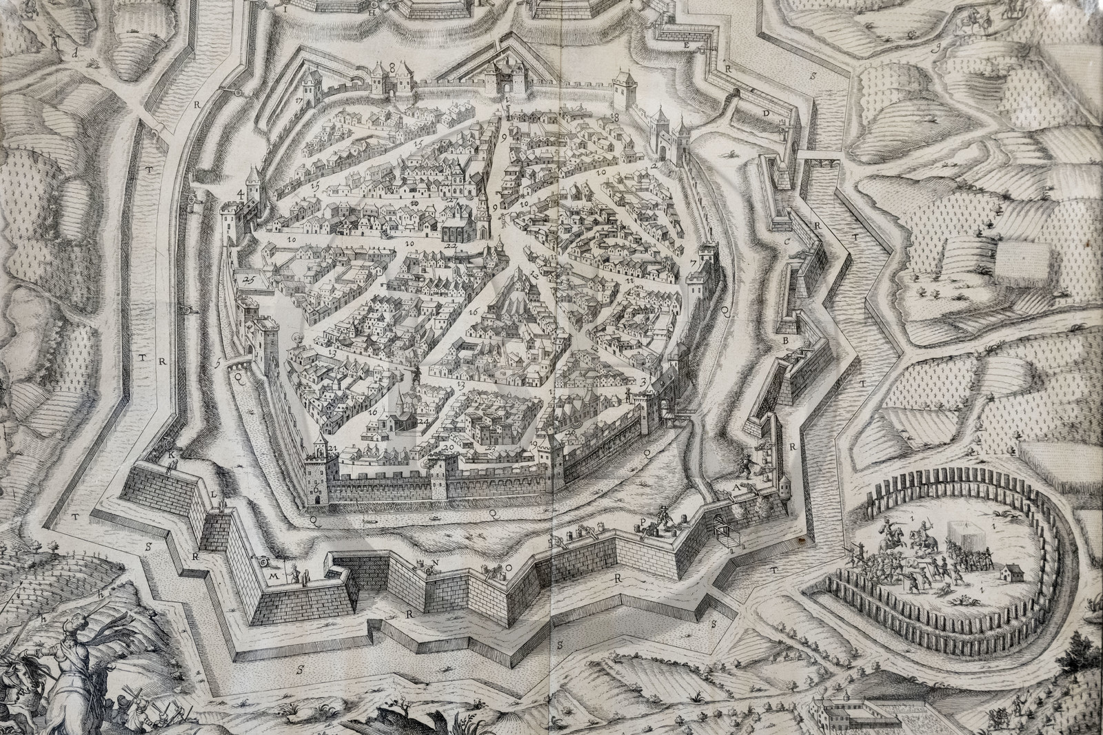 France, Hérault (34), Montpellier, centre historique appelé l’Ecusson, Hotel de Varenne, hotel particulier datant de l'époque médiévale et abritant le Musée du Vieux Montpellier, carte du siège de Montpellier en 1622, gravure de Melchior Tavernier