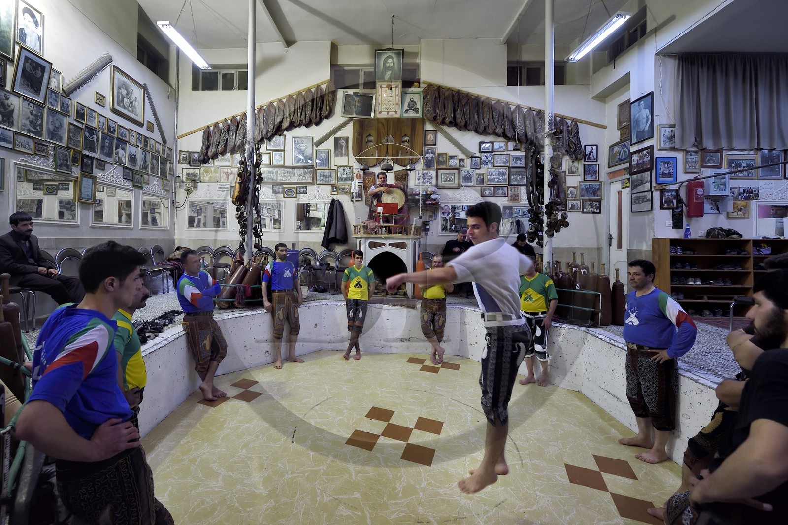 Iran, province d'Ispahan, Ispahan, maison de la force (Zurkhaneh) où est pratiqué le sport national traditionnel iranien appelé Varzesh-e Pahlavani
