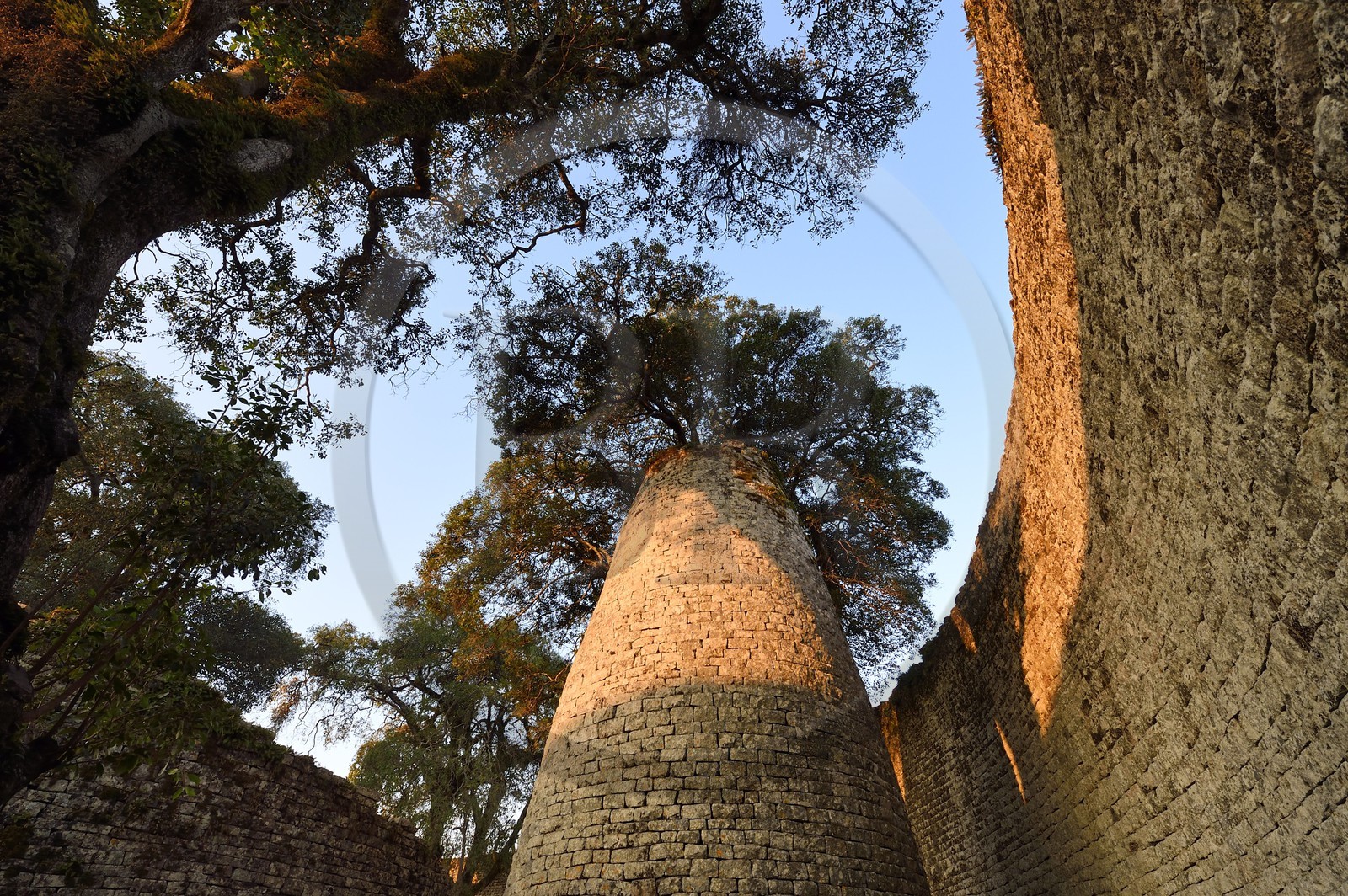Zimbabwe, province de Masvingo, les ruines du site archéologique du Grand Zimbabwe, classé Patrimoine Mondial de l'UNESCO, Xème au XVème siècle, la tour conique à l'intérieur du Grand Enclos