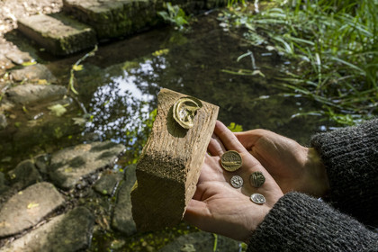 France, Saône-et-Loire (71), parc naturel régional du Morvan, Saint-Léger-sous-Beuvray, oppidum de Bibracte, capitale du peuple celte des Éduens, site archéologique sur le mont Beuvray, la fontaine Saint-Pierre, la fontaine Saint-Pierre, offrandes et Ex-voto en forme d'oreille découvertes dans la fontaine datant de l'époque antique