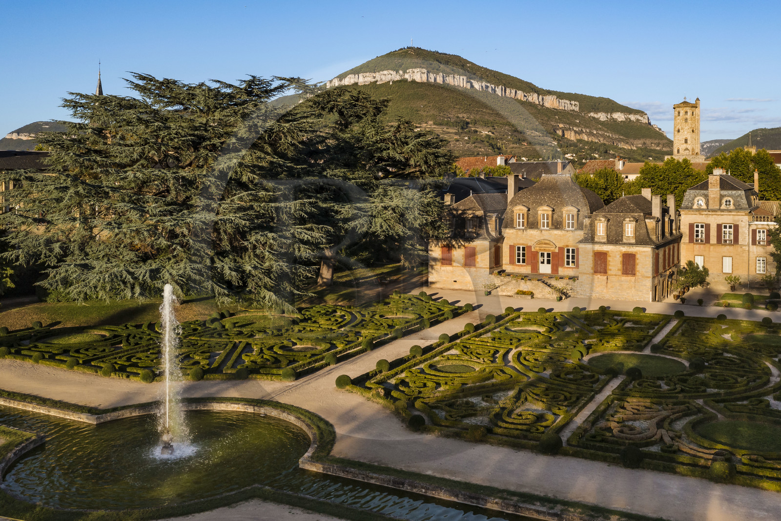 France, Aveyron (12), l'Hotel particulier de Sambucy De Sorgues et ses jardins à la française, le beffroi dans le coeur de ville et le Puncho d'Agast en arrière plan, un cèdre de l'Atlas (Cedrus atlantica), de 180 ans sur la gauche (vue aérienne)