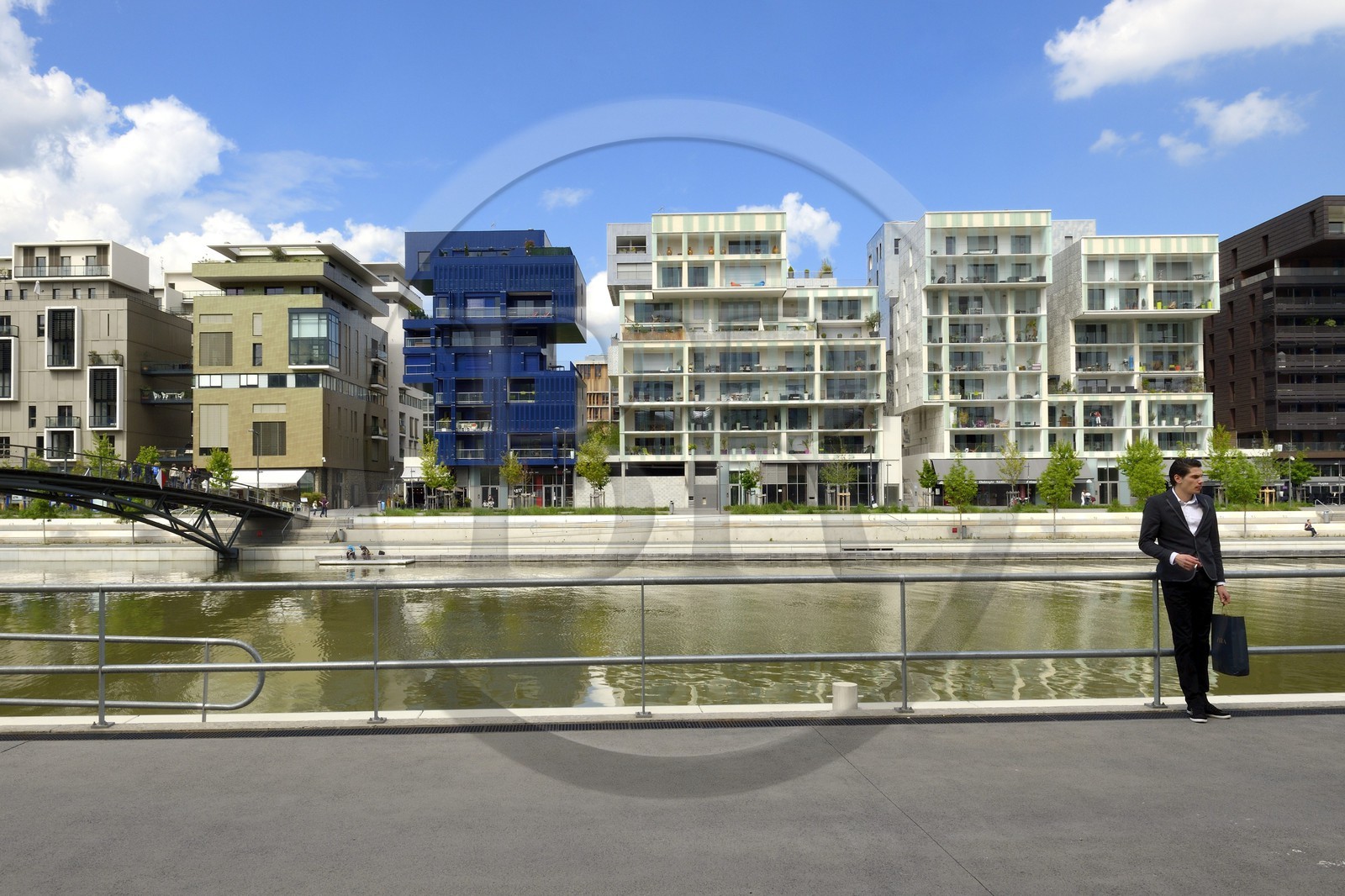 France, Rhône (69), Lyon, nouveau quartier de La Confluence au sud de la Presqu'île, immeubles d'habitation quai Arlès Dufour devant la place nautique