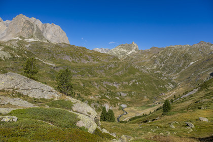 France, Hautes Alpes (05), le Briançonnais, Névache, vallée de la Clarée au pied du massif des Cerces, le refuge des Drayères en arrière plan