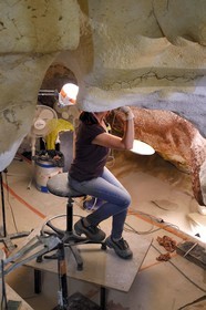 France, Dordogne (24), Montignac, chantier du futur Centre International de l'Art pariétal de Montignac-Lascaux (Lascaux 4), travaux de finitions dans le passage de la grotte reconstituée par l’Atelier des Fac-Similés du Périgord (AFSP)