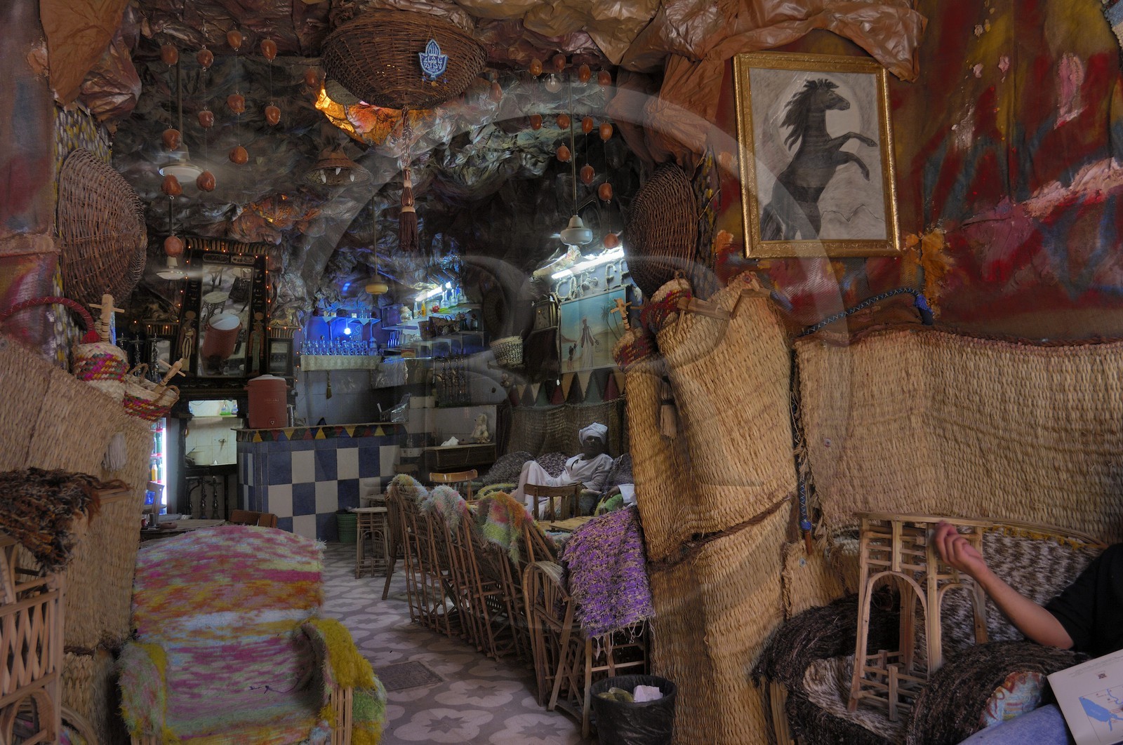 Egypte, Haute Egypte, vallée du Nil, Louxor, le souk, un café nubien dans le souk