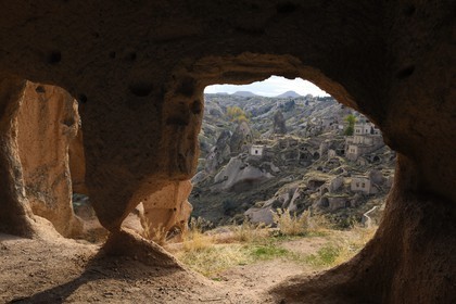 Turquie, Anatolie Centrale, province de Nevsehir, Cappadoce classée Patrimoine Mondial de l'UNESCO, village d' Uçhisar et la vallée des Piegeonniers (Güvercinlik Vadisi) depuis une cheminée de fée aménagée en habitation