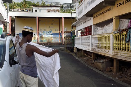 France, Ile de Mayotte, Grande-Terre, Sada, enfant portant un kofia brodé, chapeau traditionnel comorien