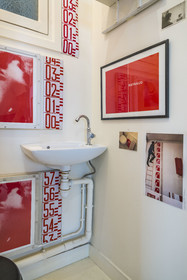France, Paris (75), l'artiste plasticien Jean-Pierre Raynaud dans son appartement atelier, à l'intérieur des wc, un des lieux refuges des plus intimes de l'artiste où il peut être proche de certaines de ses œuvres historiques qui lui sont chers