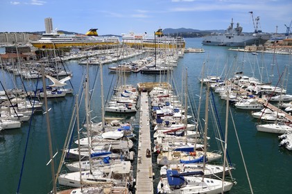 France, Var (83), Toulon, le quai Cronstadt ouvre sur le port civil, en arrière plan à gauche le port marchand et les ferries pour la Corse, en arrière plan à droite la base navale et le Mistral (L9013) porte-hélicoptères amphibie de la Marine nationale française