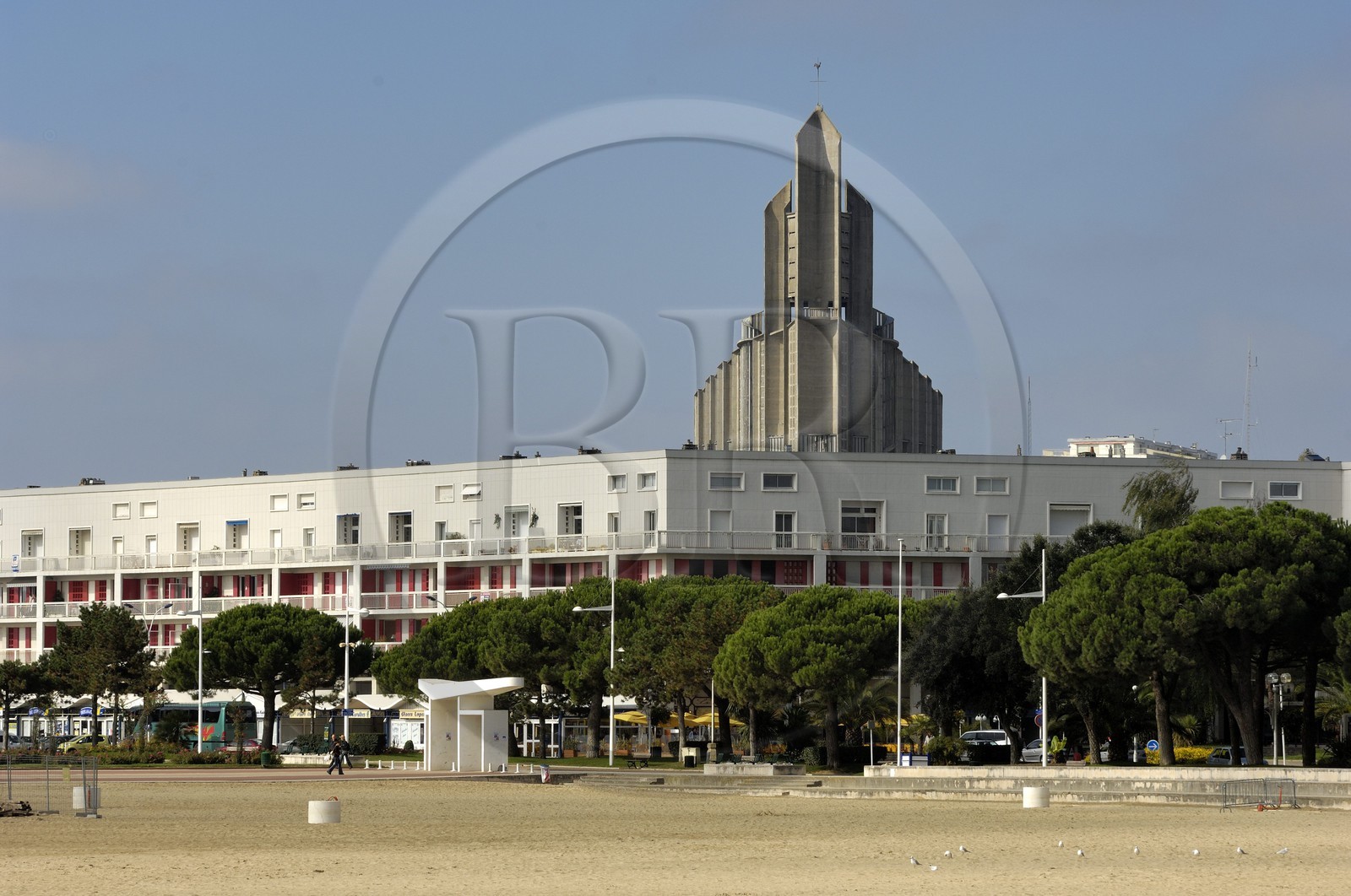 France, Charente-Maritime (17), Royan, le Front de Mer et l'église Notre-Dame