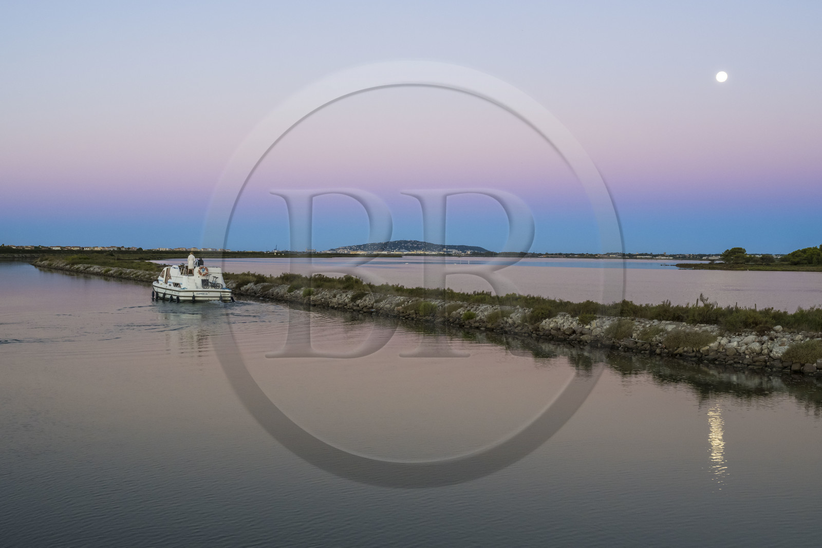 France, Hérault (34), Frontignan, bateau de plaisance sur le canal du Rhône à Sète au clair de lune, le Mont Saint-Clair à Sète en arrière plan