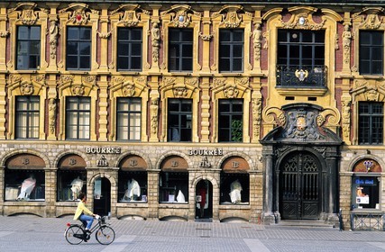 France, Nord (59), Lille, la Vieille Bourse sur la Grand Place (Charles de Gaulle)