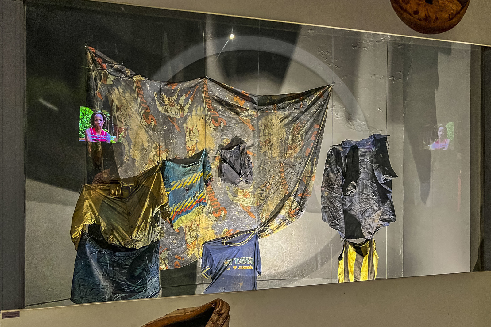 Rwanda, Kigali, quartier de Gisozi, Mémorial du génocide de Kigali, il commémore le génocide des Tutsis en 1994, vêtements de victimes