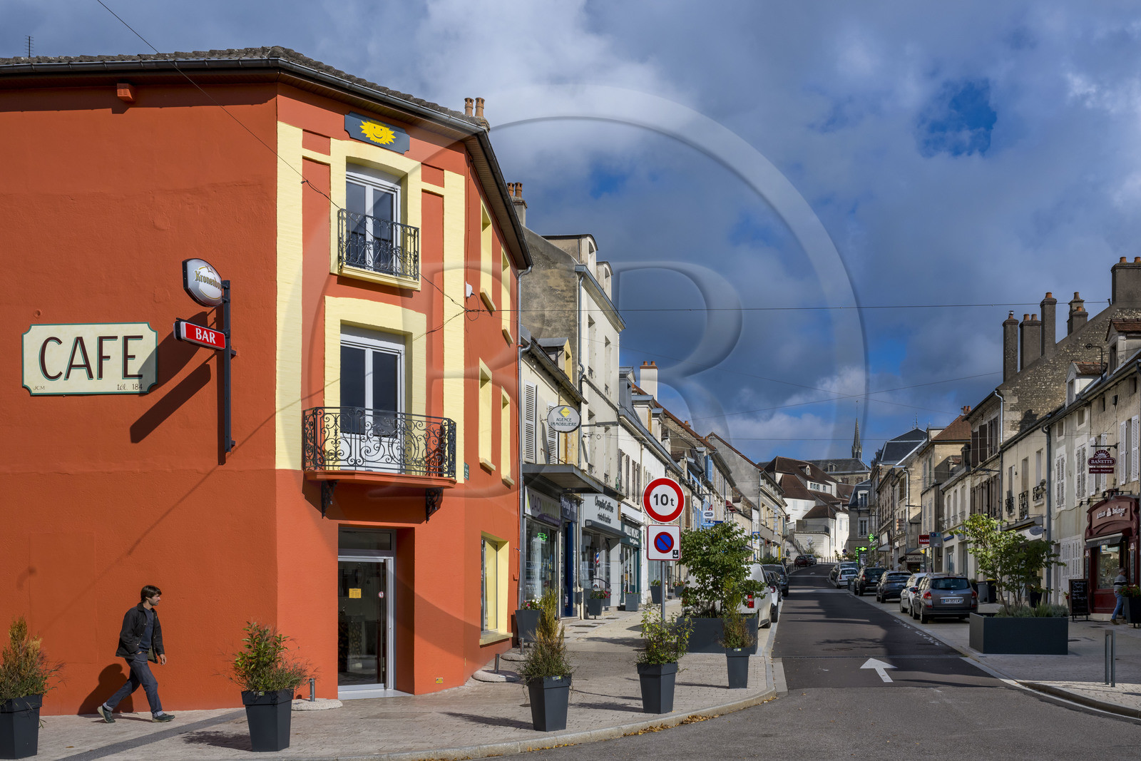 France, Côte-d'Or (21), Montbard, la rue principale Edmé Piot qui monte au chateau