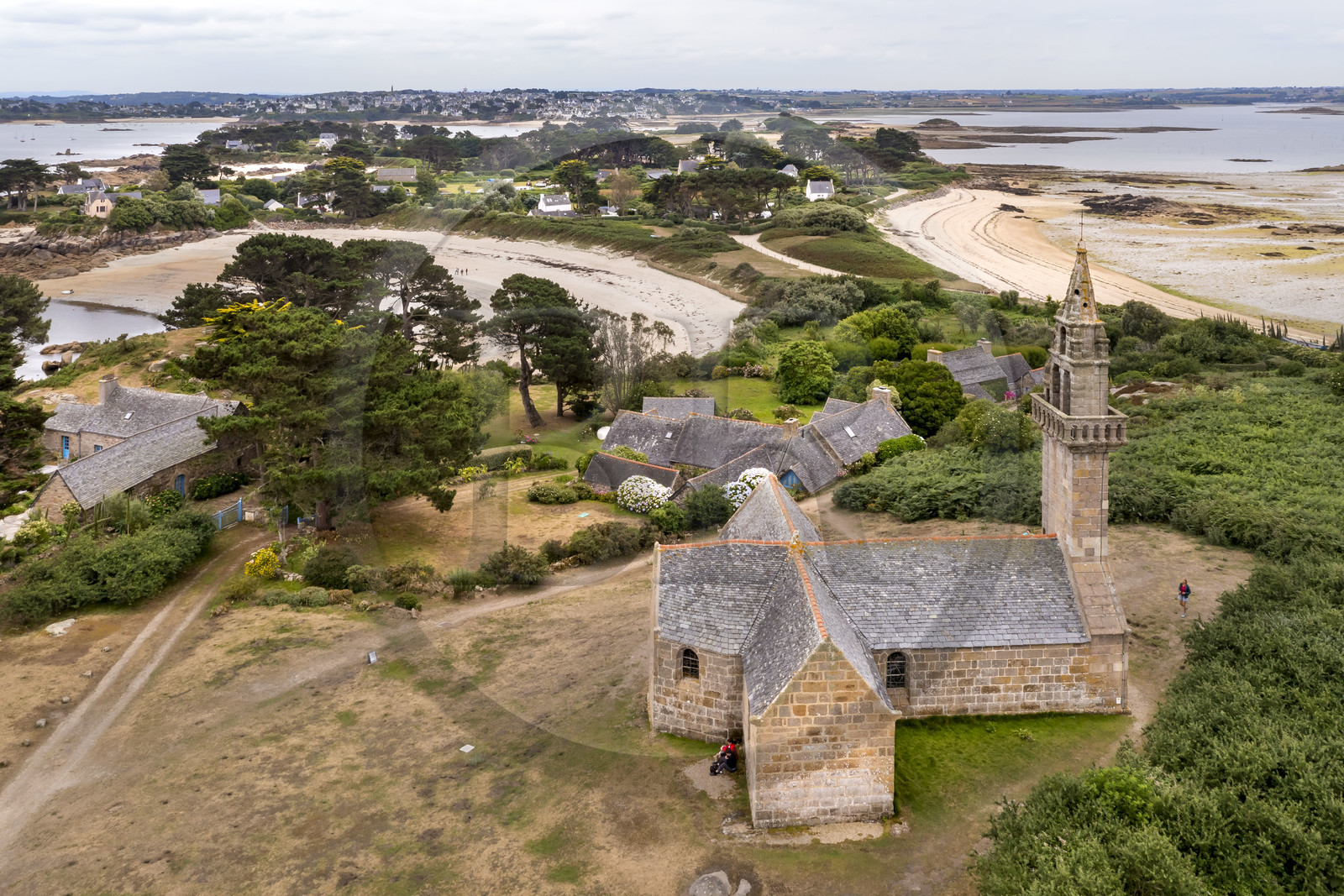 France, Finistère (29), Baie de Morlaix, Carantec, Ile Callot, la chapelle Notre Dame de Callot fondée en l'an 513 (vue aérienne)