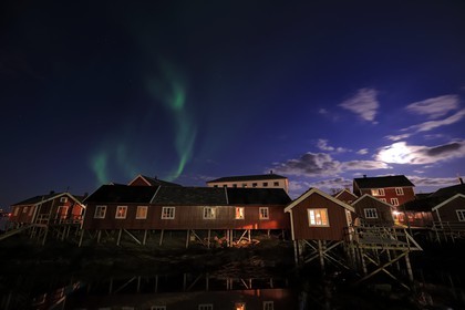 Norvège, Nordland, Iles Lofoten, ile de Moskenesoy, aurore boréale au dessus du village de pêcheurs de Reine