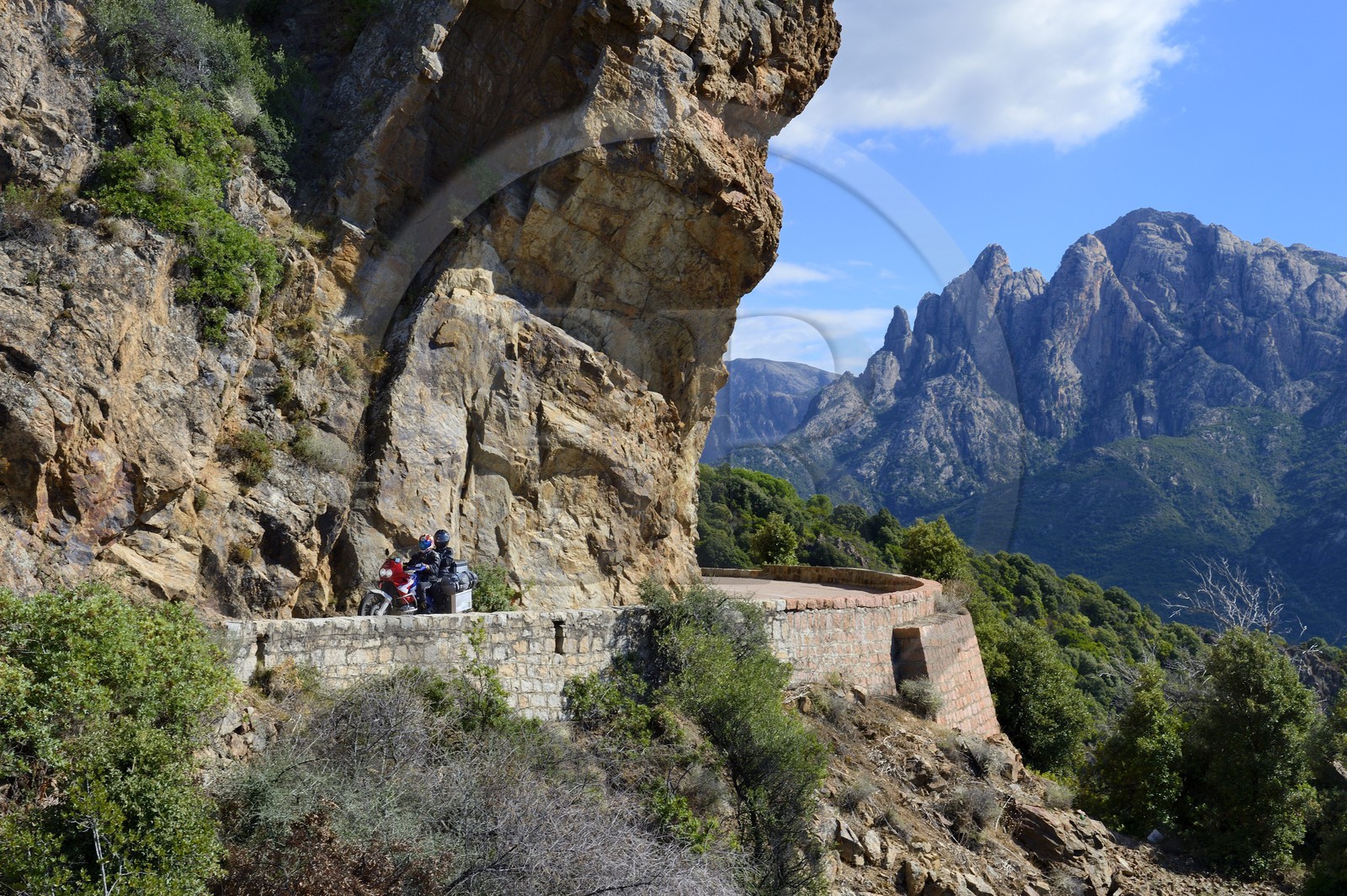 France, Corse-du-Sud (2A), Golfe de Porto, classé Patrimoine Mondial de l'UNESCO, moto sur la route D81 qui va de Calvi à Porto, le Capo d'Orto en arrière plan