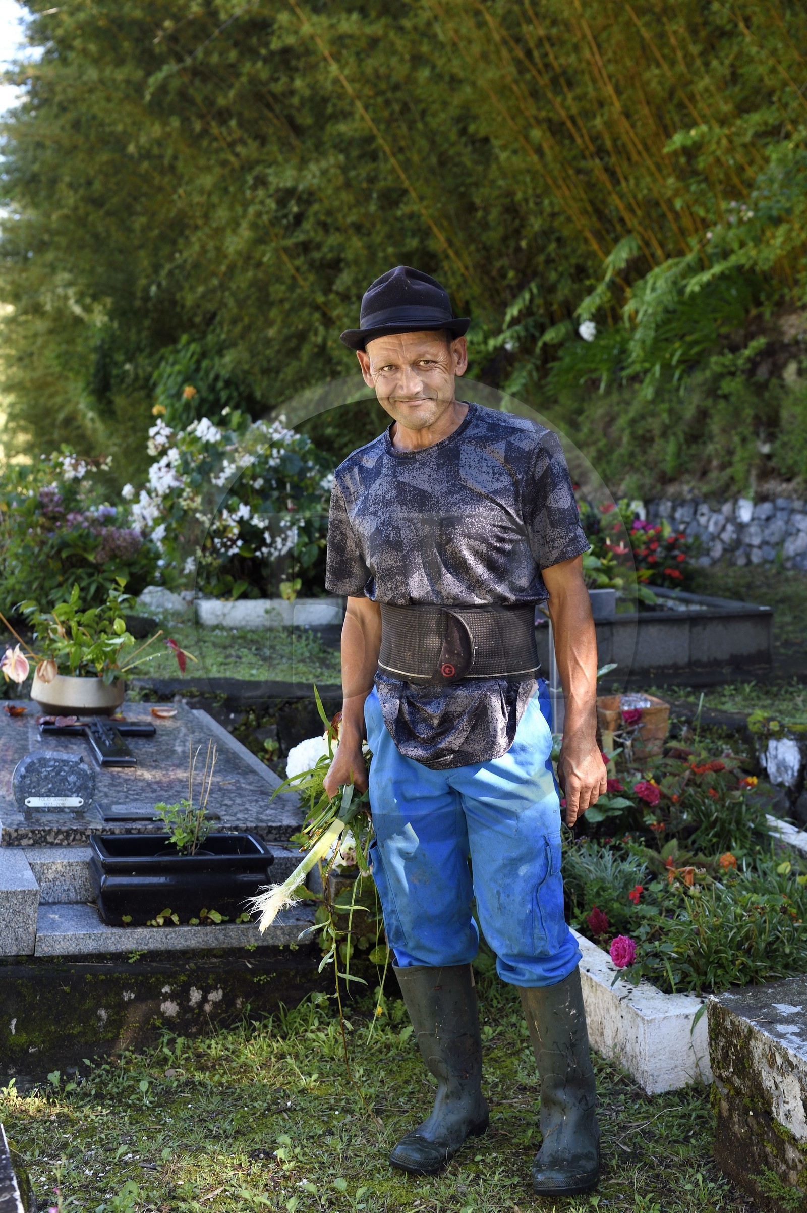 France, Ile de la Reunion, Cirque de Salazie, classé Patrimoine Mondial de l'UNESCO, Hell-Bourg, labellisé les Plus Beaux Villages de France, Philippe Cocotier dit La Chine, agent communal natif de Hell Bourg est en charge de l'entretien du cimetière