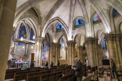 Espagne, Catalogne, Barcelone, quartier de l'Eixample, basilique de la Sagrada Familia de l'architecte du modernisme catalan Antoni Gaudi classée Patrimoine Mondial de l'UNESCO, la crypte du temple de style néo-gothique sert d’église paroissiale, le prêtre Joby Sebastian Kappiparambil célèbre la messe