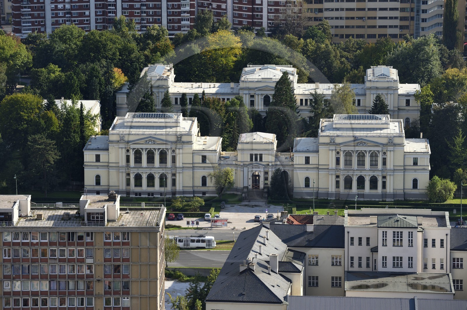 Bosnie-Herzégovine, Sarajevo, le Musée national de Bosnie-Herzégovine sur la Sniper Alley qui désignait l'avenue principale de Sarajevo lors du siège de Sarajevo par l'Armée de la république serbe de Bosnie