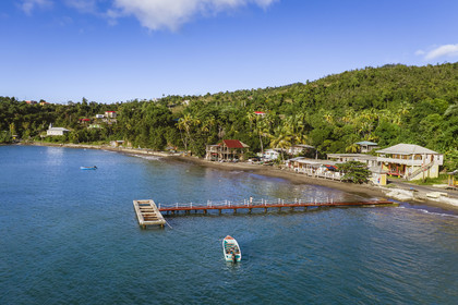 Caraïbes, Ile de la Dominique, Toucari Bay au nord de Portsmouth (vue aérienne)