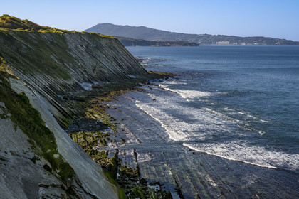 France, Pyrénées-Atlantiques (64), Pays-Basque, la Corniche Basque, Urrugne, la côte Atlantique vers Socoa, falaises de flysch
