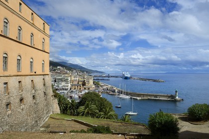 France, Haute-Corse (2B), Bastia, la Citadelle quartier de Terra-Nova, vue sur le port depuis l'ancien palais des gouverneurs génois, l'Ile de Capraia de l'archipel toscan en arrière plan