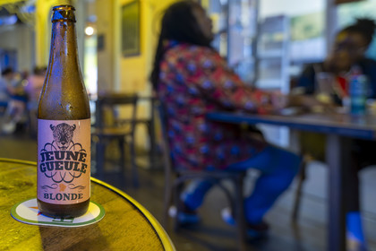 France, Guyane, Cayenne, place des Palmistes, terrasse de l'hôtel restaurant Les Palmistes, bouteille de la bière locale Jeune Geule (jungle)