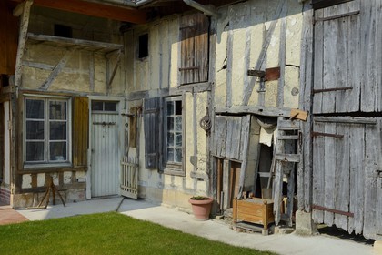France, Marne, village of Saint-Amand-sur-Fion, interior courtyard of a half timbered farm in Petite rue de l'Eglise