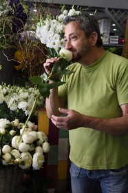 France, Alpes-Maritimes (06), Nice, le fleuriste Joseph Pinna tenant un pivoine blanc dans sa boutique Arc en ciel fleurs rue Barberis