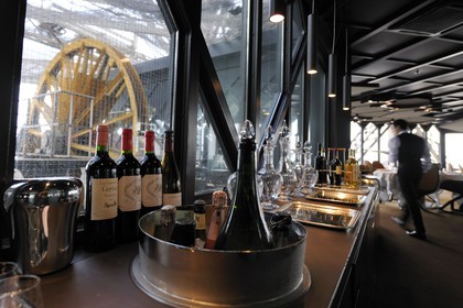 France, Paris (75), la Tour Eiffel, restaurant Le Jules Verne dirigé par Alain Ducasse au deuxième étage