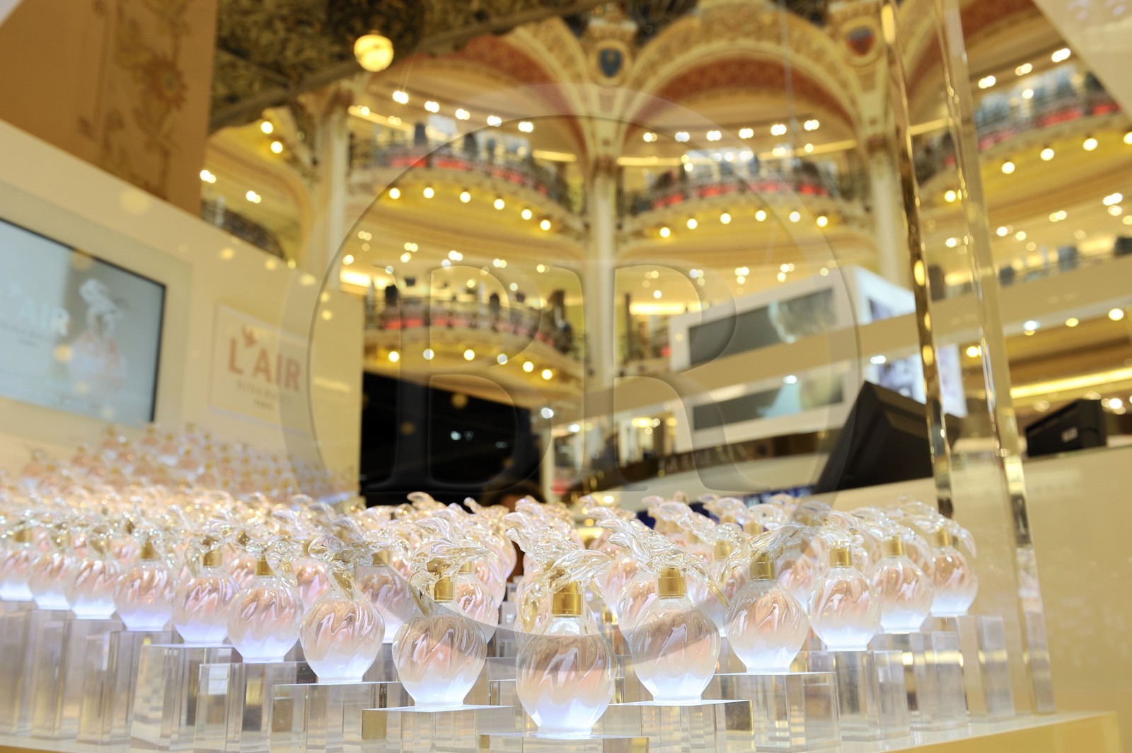France, Paris (75), le grand magasin des Galeries Lafayette situé boulevard Haussmann, stand de Nina Ricci
