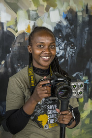 Rwanda, Province du Nord, District de Musanze (Ruhengeri), Kinigi, Campus Ellen DeGeneres du Dian Fossey Gorilla Fund, la zoologiste rwandaise Nadia Niyonizeye armée de son appareil photo équipé d'un laser pour étudier l’évolution de la croissance des gorilles sur le terrain