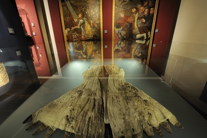 Portugal, région du Minho, Guimaraes, ville classée Patrimoine Mondial de l' UNESCO, musee Alberto Sampaio dans l'ancien couvent de Nossa Senhora Da Oliveira, cotte d'armes qu'aurait porté le Roi D. Joao (Jean 1er) à la bataille d'Aljubarrota (1385)