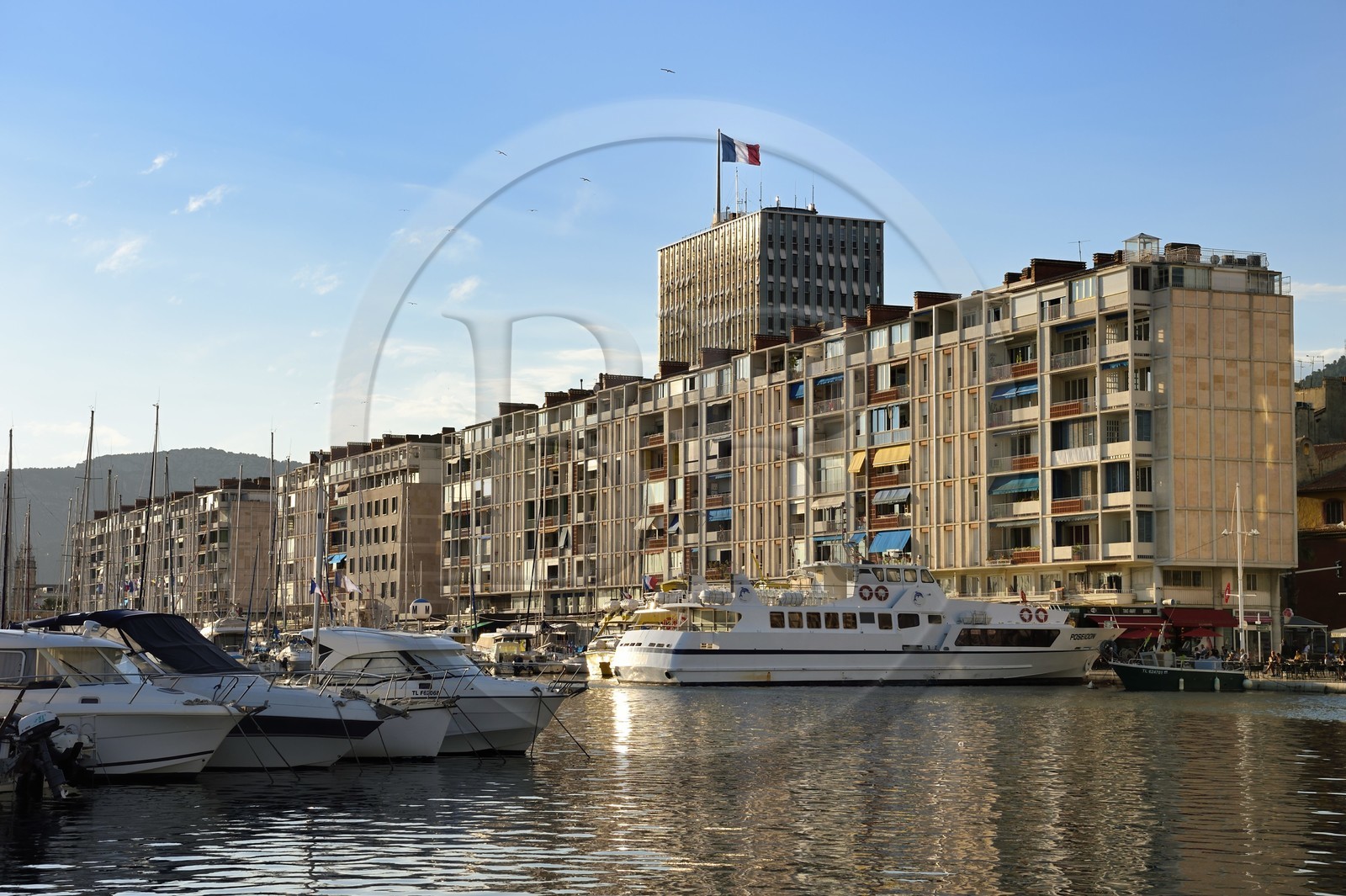 France, Var (83), Toulon, quai Cronstadt, les barres d'immeubles La Frontale conçues par De Mailly suite aux bombardements de 1944