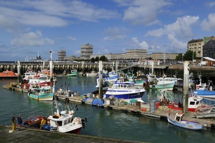 France, Seine-Maritime (76), Le Havre, Centre-ville reconstruit du Havre par Auguste Perret classé Patrimoine Mondial de l'UNESCO, le port de pêche et immeubles Perret en arrière plan